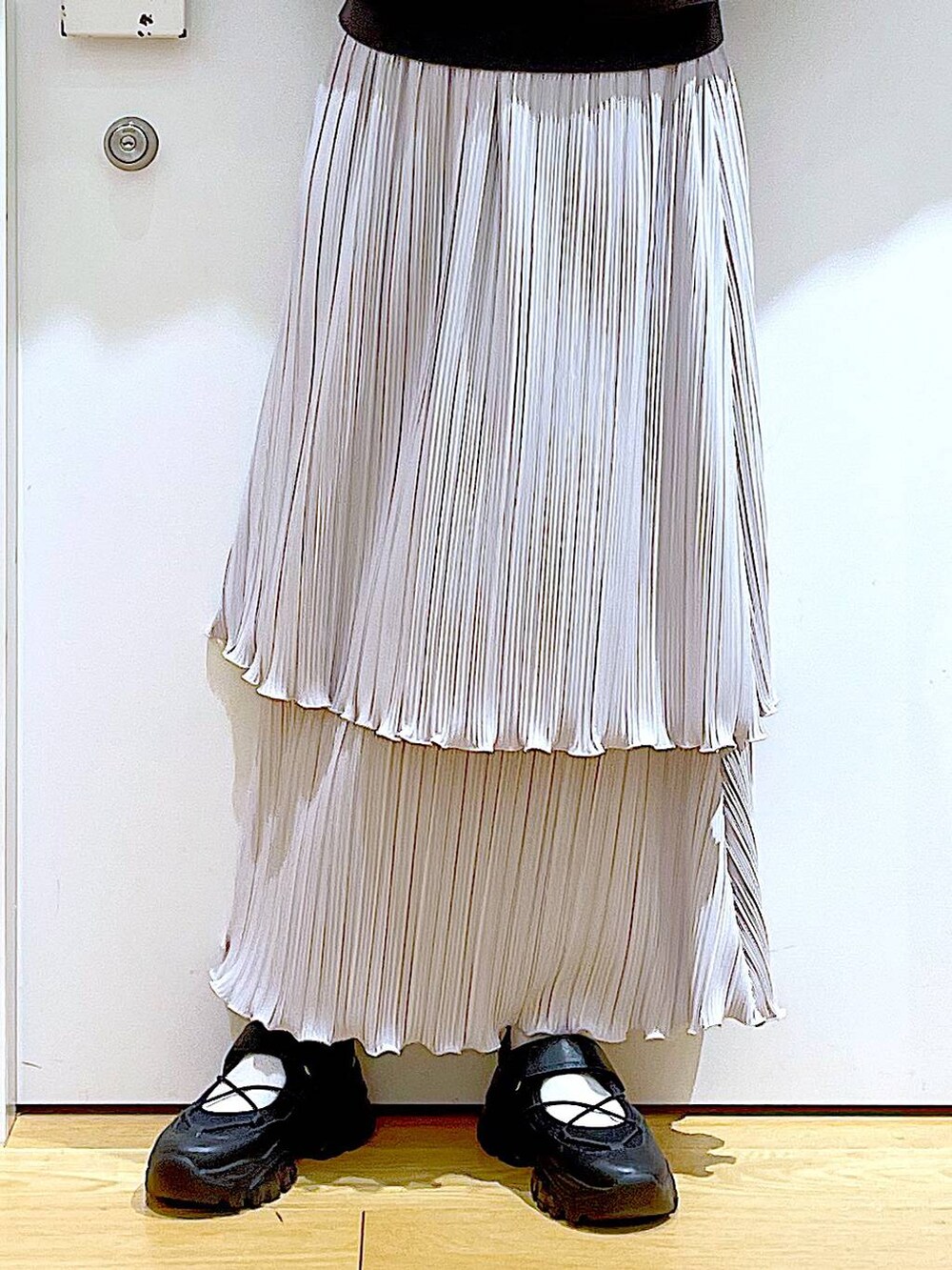 ブラック系のショルダーバッグ、ブラック系のスニーカー、グレー系のニット/セーターを着用したレディースの夏コーディネートの8枚目の写真