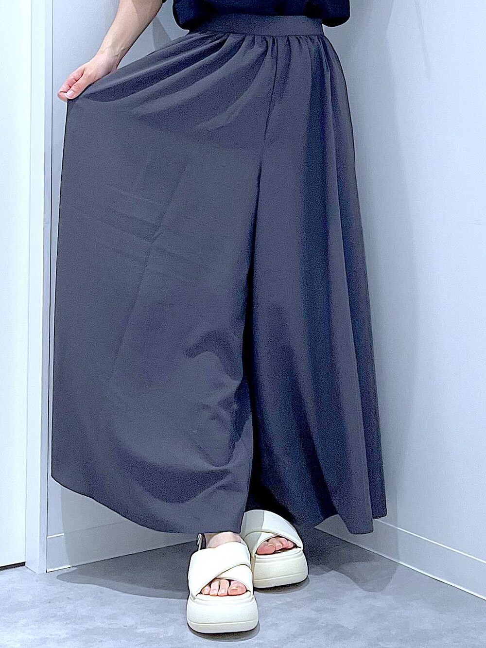 ブルー系のショルダーバッグ、ホワイト系のサンダル、グレー系のその他パンツを着用したレディースの夏コーディネートの8枚目の写真