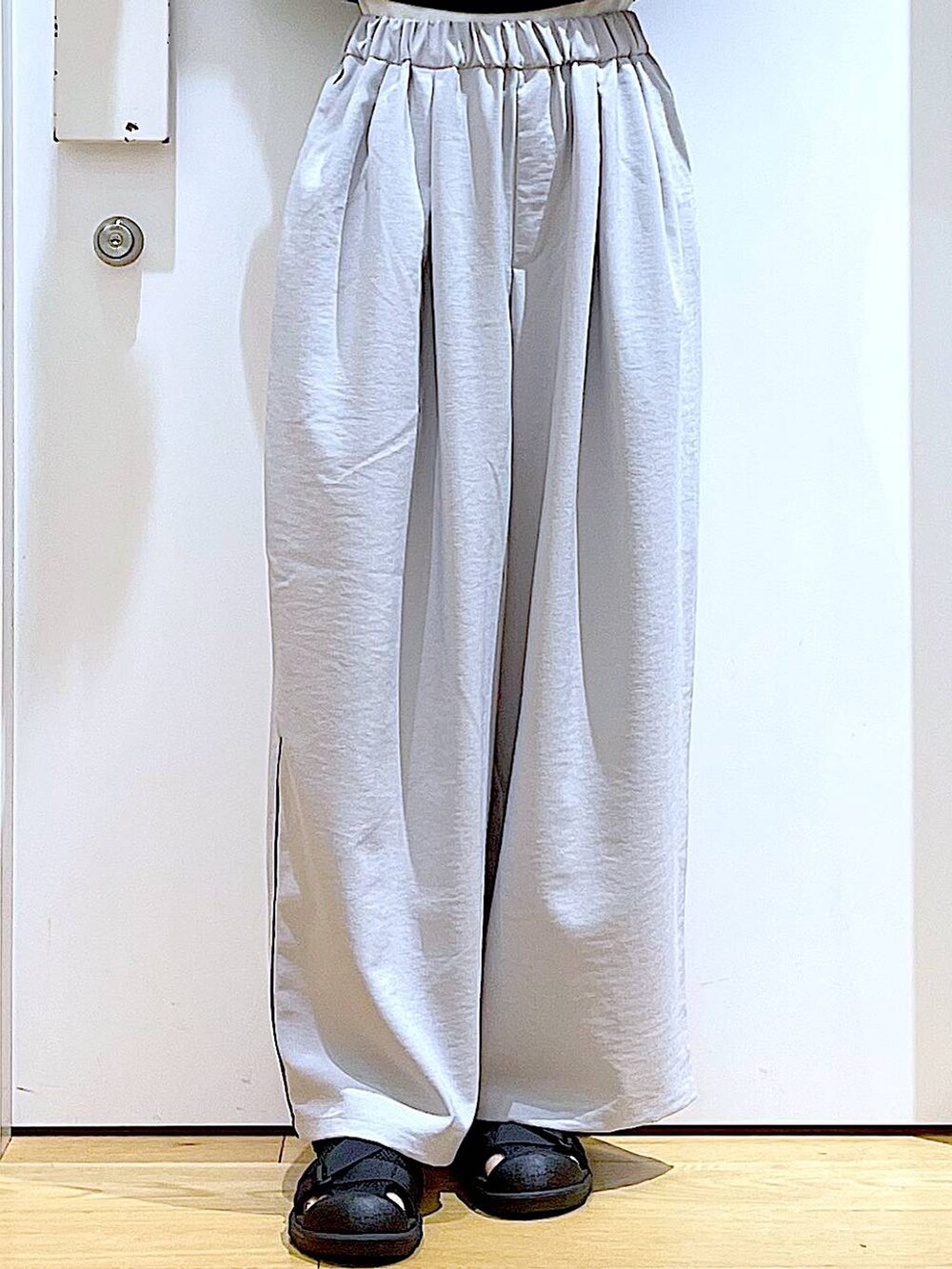 ブラック系のショルダーバッグ、ブラック系のスリッポン、ブラック系のTシャツ/カットソーを着用したレディースの春コーディネートの8枚目の写真