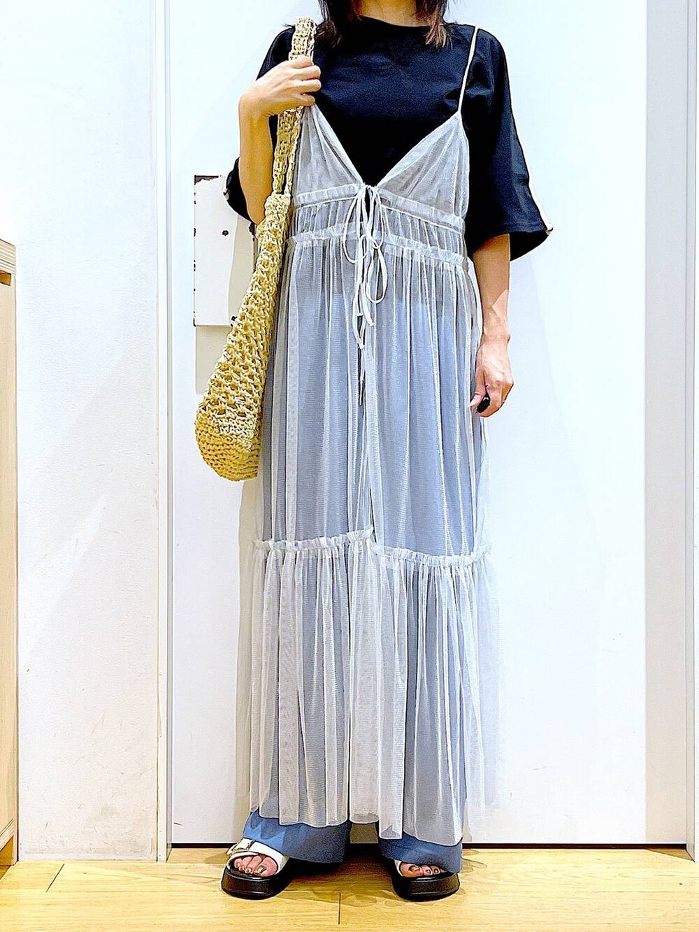 その他のワンピース、ホワイト系のサンダル、ホワイト系のトートバッグを着用したレディースの夏コーディネートの6枚目の写真