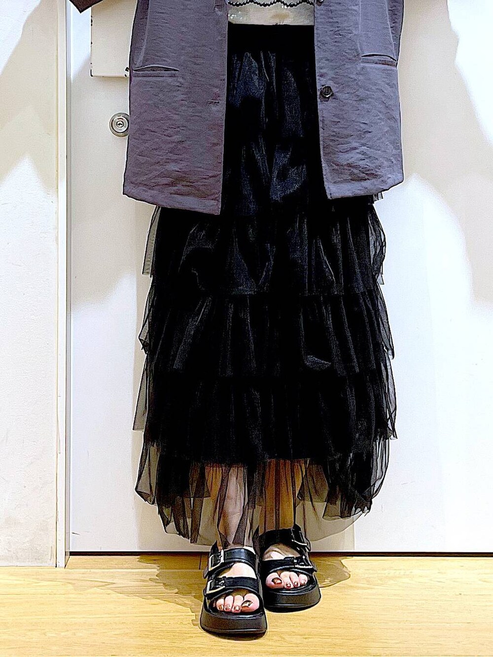 ブラック系のサンダル、ブラック系のショルダーバッグ、ブラック系のスカートを着用したレディースの夏コーディネートの8枚目の写真