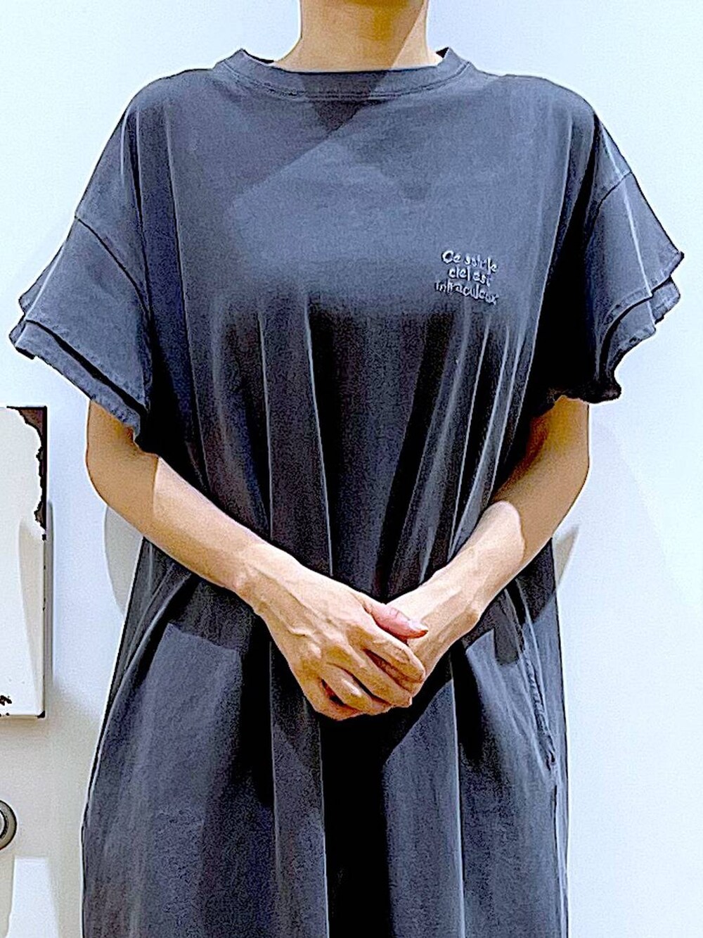 ホワイト系のサンダル、ブラウン系のトートバッグ、グレー系のワンピースを着用したレディースの夏コーディネートの7枚目の写真