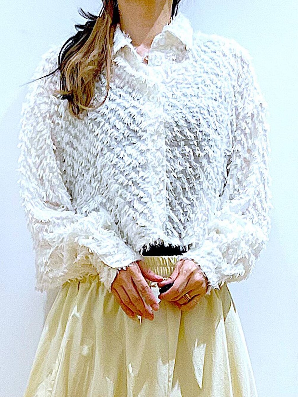 ホワイト系のシャツ/ブラウス、イエロー系のスカート、その他のパンプスを着用したレディースの春コーディネートの7枚目の写真