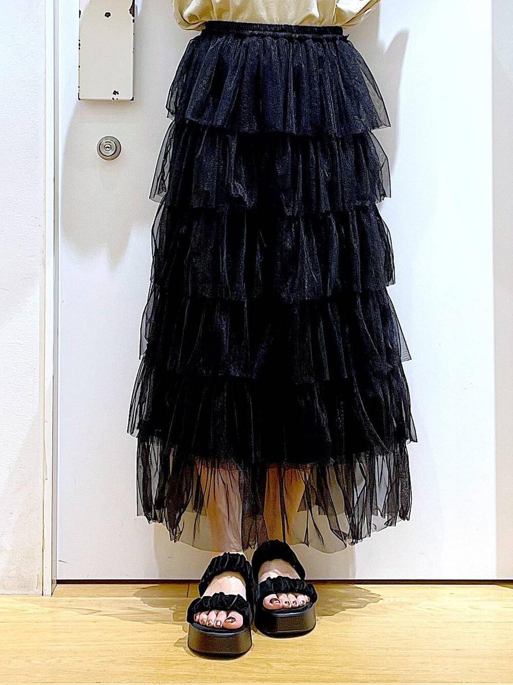 ブラック系のサンダル、ブラック系のショルダーバッグ、ブラック系のスカートを着用したレディースの夏コーディネートの8枚目の写真