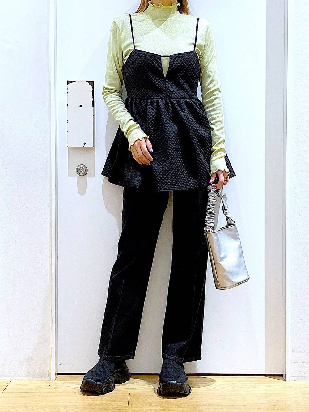 その他のショルダーバッグ、グレー系のデニムパンツ、グリーン系のTシャツ/カットソーを着用したレディースの春コーディネートの6枚目の写真