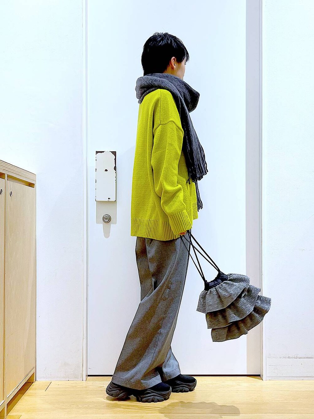 ブラック系のブーツ、シルバー系のショルダーバッグ、グレー系のその他パンツを着用したレディースの冬コーディネートの4枚目の写真