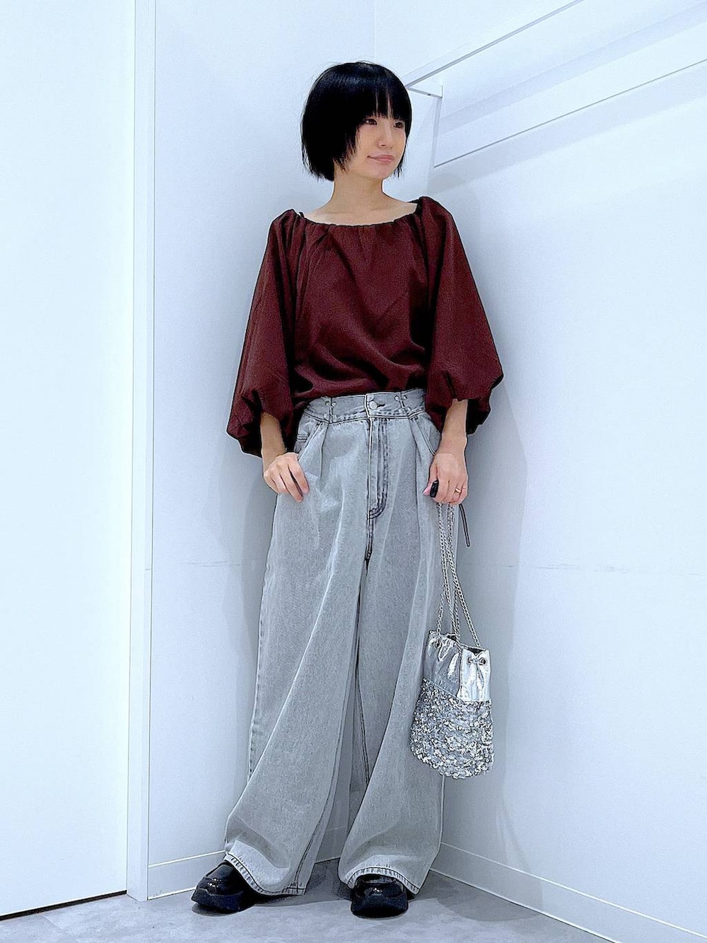 その他のショルダーバッグ、ブラック系のローファー、ブラウン系のシャツ/ブラウスを着用したレディースの秋コーディネートの2枚目の写真