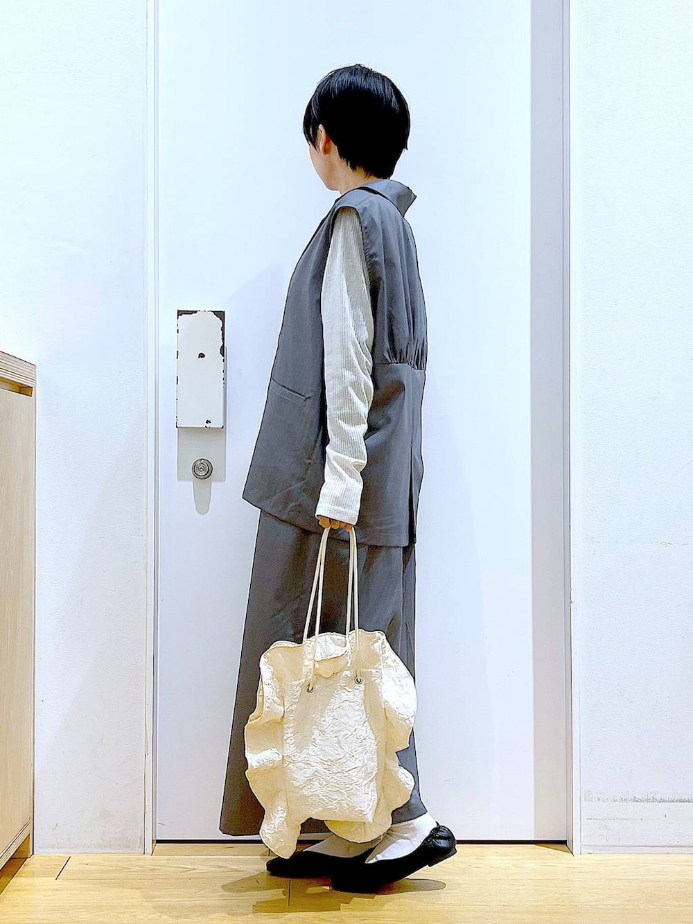 「リラックス、若見え、ゆったり、休日コーデ、骨格ウェーブ、LAKOLE、きれいめ、シンプルコーデ、キャミワンピース、ワンピース、春コーデ、パンプス、ショルダーバッグ、フラットシューズ」｜「LAKOLEの【卒入式／オケージョンにも】スクエアギャザーフラットパンプス / 286480（パンプス、ブラック系）」を使った、あおき@LAKOLE海老名さん（レディース・156cm）の冬コーディネートの3枚目の写真