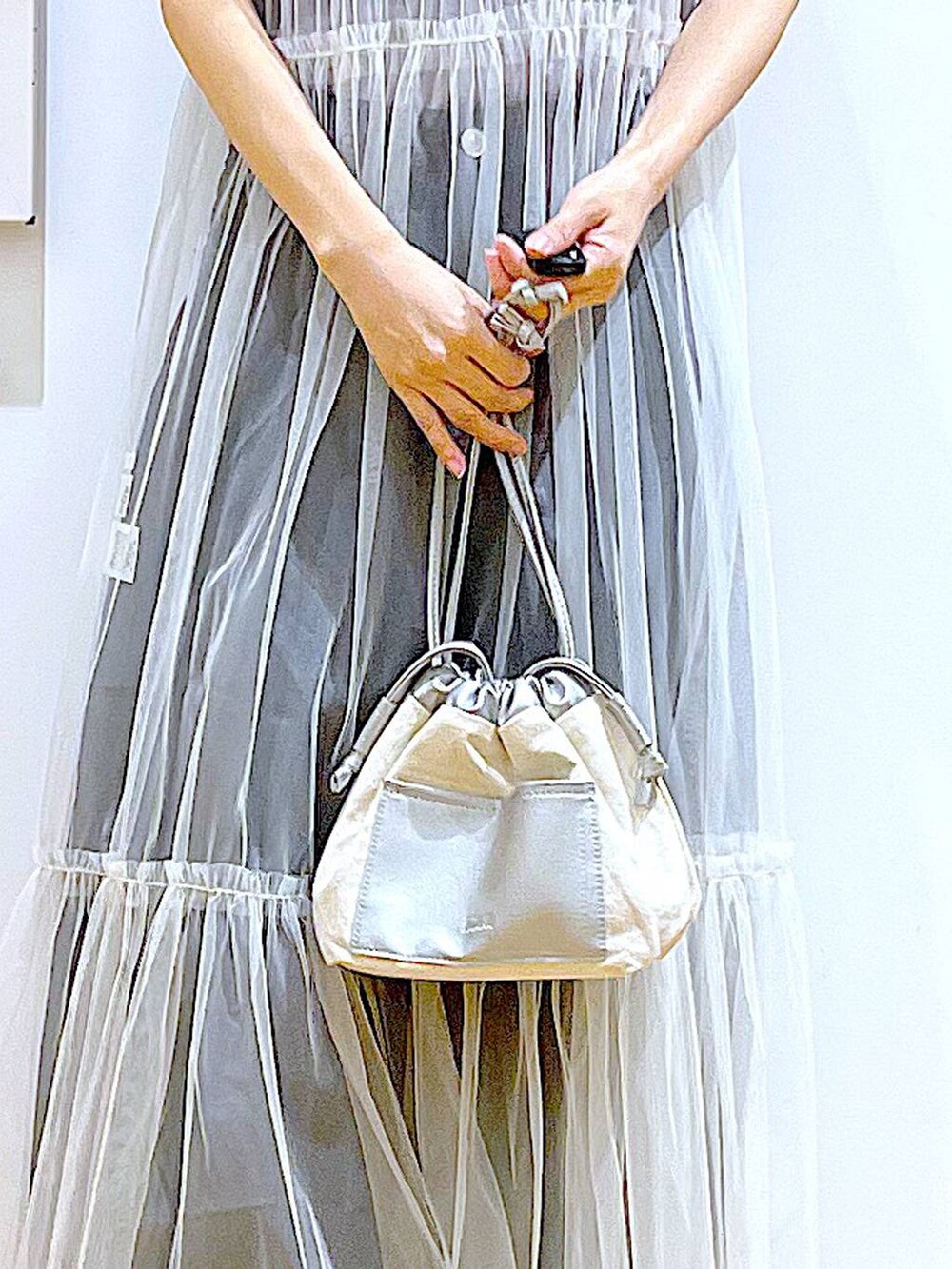 その他のパンプス、ホワイト系のワンピース、ホワイト系のワンピースを着用したレディースの夏コーディネートの9枚目の写真