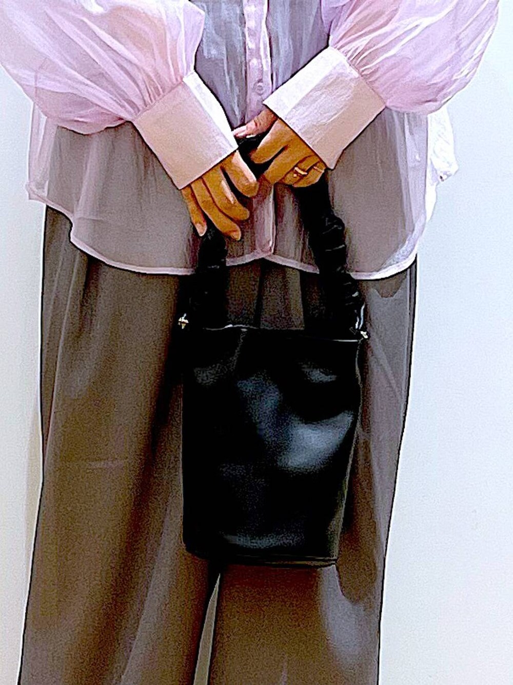 ブラック系のショルダーバッグ、パープル系のシャツ/ブラウス、ホワイト系のパンプスを着用したレディースの春コーディネートの9枚目の写真