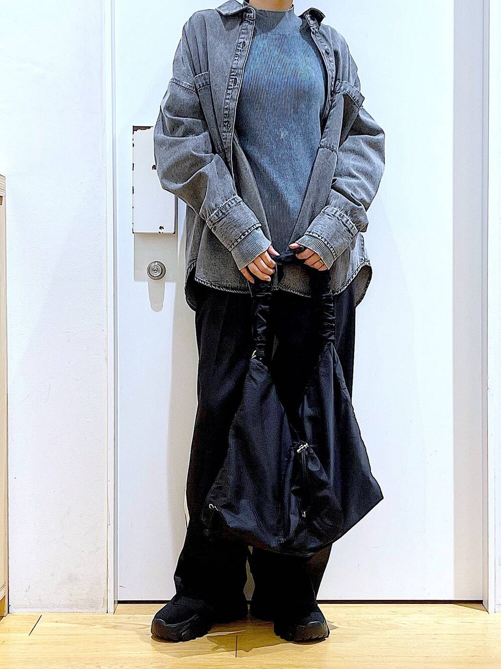 「若見え、リラックス、ゆったり、休日コーデ、骨格ウェーブ、LAKOLE、スラックス、ニット、シャツ、カジュアルコーデ、シンプルコーデ、春コーデ、ショルダーバッグ、ブーツ」｜「LAKOLEのサイドラインスラックスパンツ / 131983（スラックス、ブラック系）」を使った、あおき@LAKOLE海老名さん（レディース・156cm）の冬コーディネートの6枚目の写真