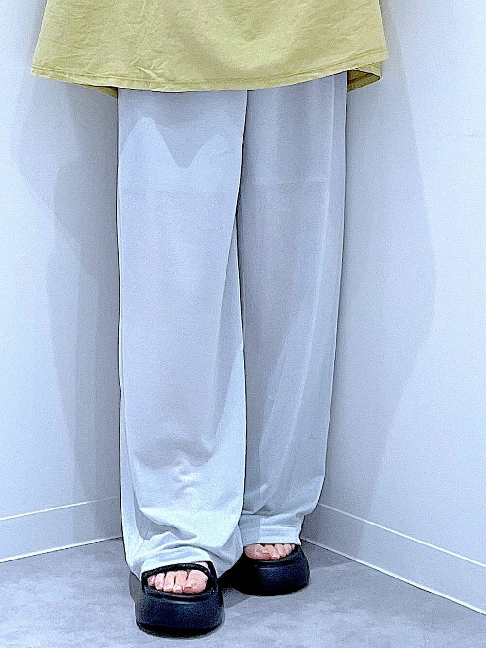 ブラック系のショルダーバッグ、ブラック系のサンダル、グレー系のその他パンツを着用したレディースの夏コーディネートの8枚目の写真