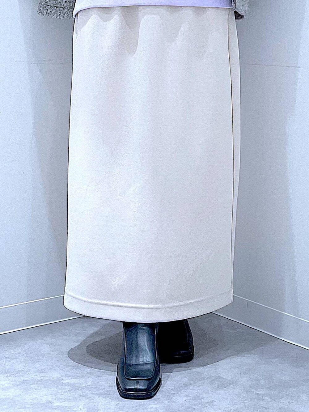 ベージュ系のスカート、グレー系のブルゾン、ブラック系のブーツを着用したレディースの秋コーディネートの8枚目の写真