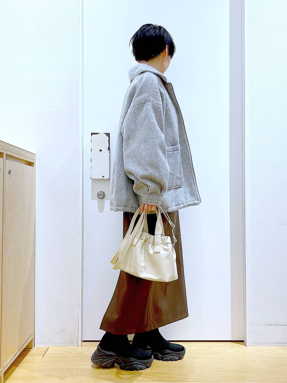 「リラックス、若見え、ゆったり、休日コーデ、骨格ウェーブ、LAKOLE、ブルゾン、カジュアルコーデ、冬コーデ、セールコーデ、冬アウター、ブーツ、ショルダーバッグ、楽ちんコーデ」｜「LAKOLEのシャギージップブルゾン / 128644（ブルゾン、グレー系）」を使った、あおき@LAKOLE海老名さん（レディース・156cm）の冬コーディネートの4枚目の写真