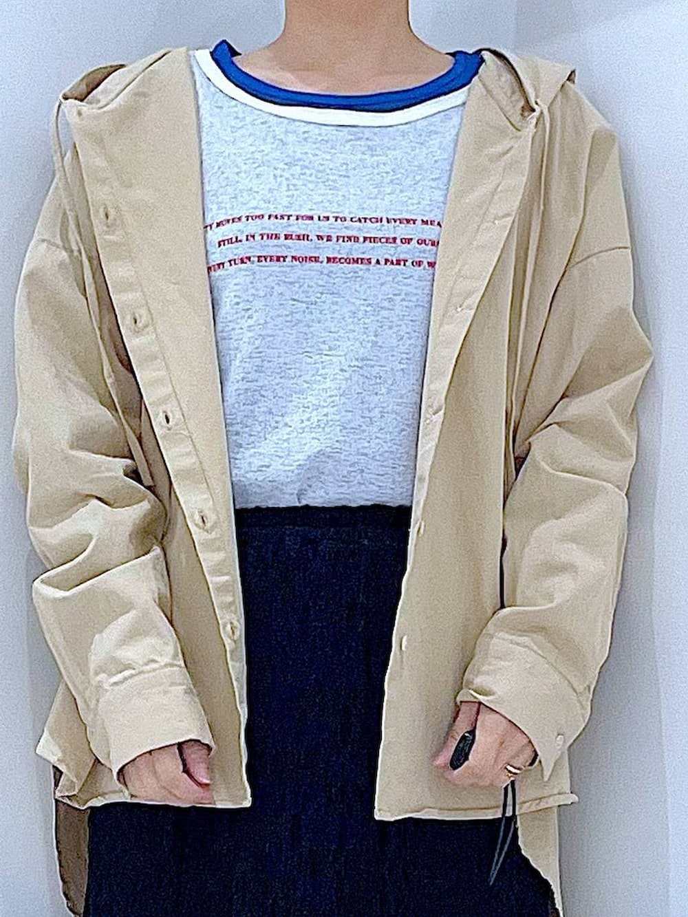 ブルー系のTシャツ/カットソー、ブラック系のブーツ、ベージュ系のその他トップスを着用したレディースの春コーディネートの7枚目の写真