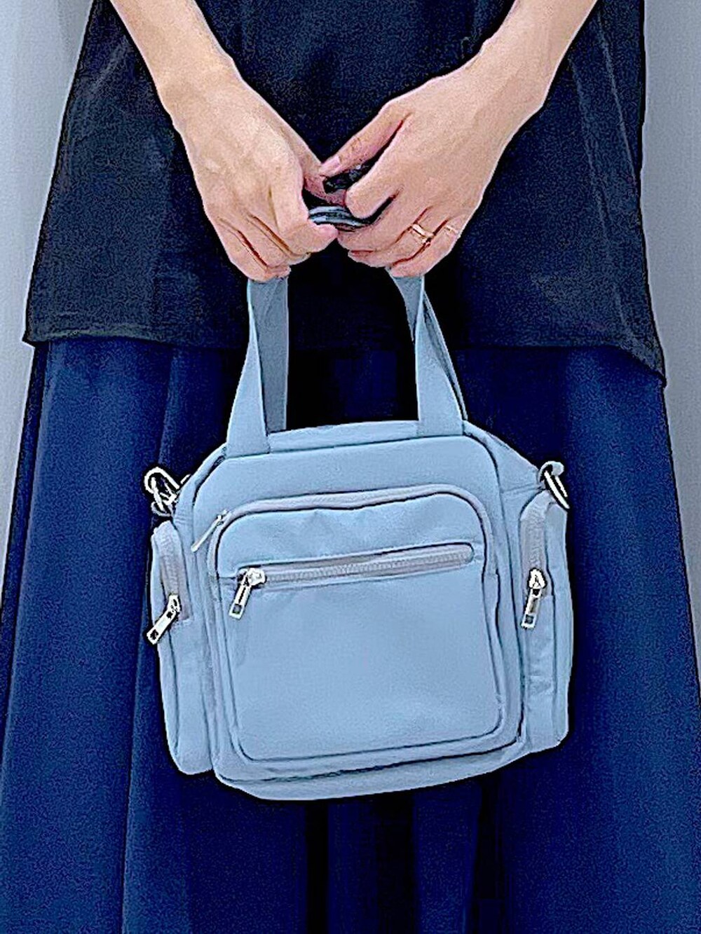 ブラック系のスニーカー、ブルー系のショルダーバッグ、ブルー系のその他パンツを着用したレディースの夏コーディネートの9枚目の写真