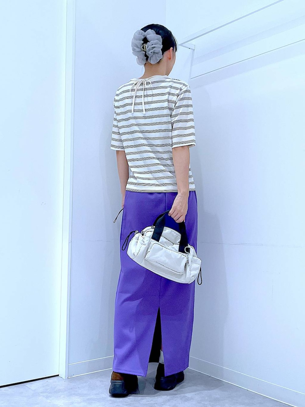 ベージュ系のTシャツ/カットソー、パープル系のスカート、ホワイト系のショルダーバッグを着用したレディースの夏コーディネートの5枚目の写真