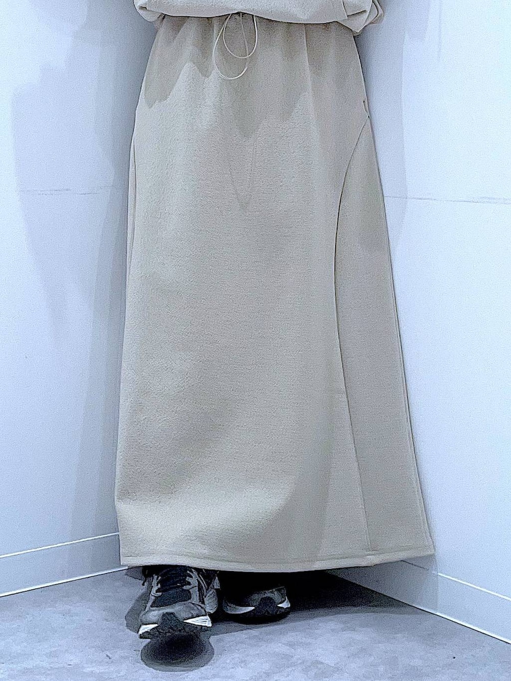 ブラック系のショルダーバッグ、グレー系のスウェット、グレー系のスカートを着用したレディースの冬コーディネートの8枚目の写真