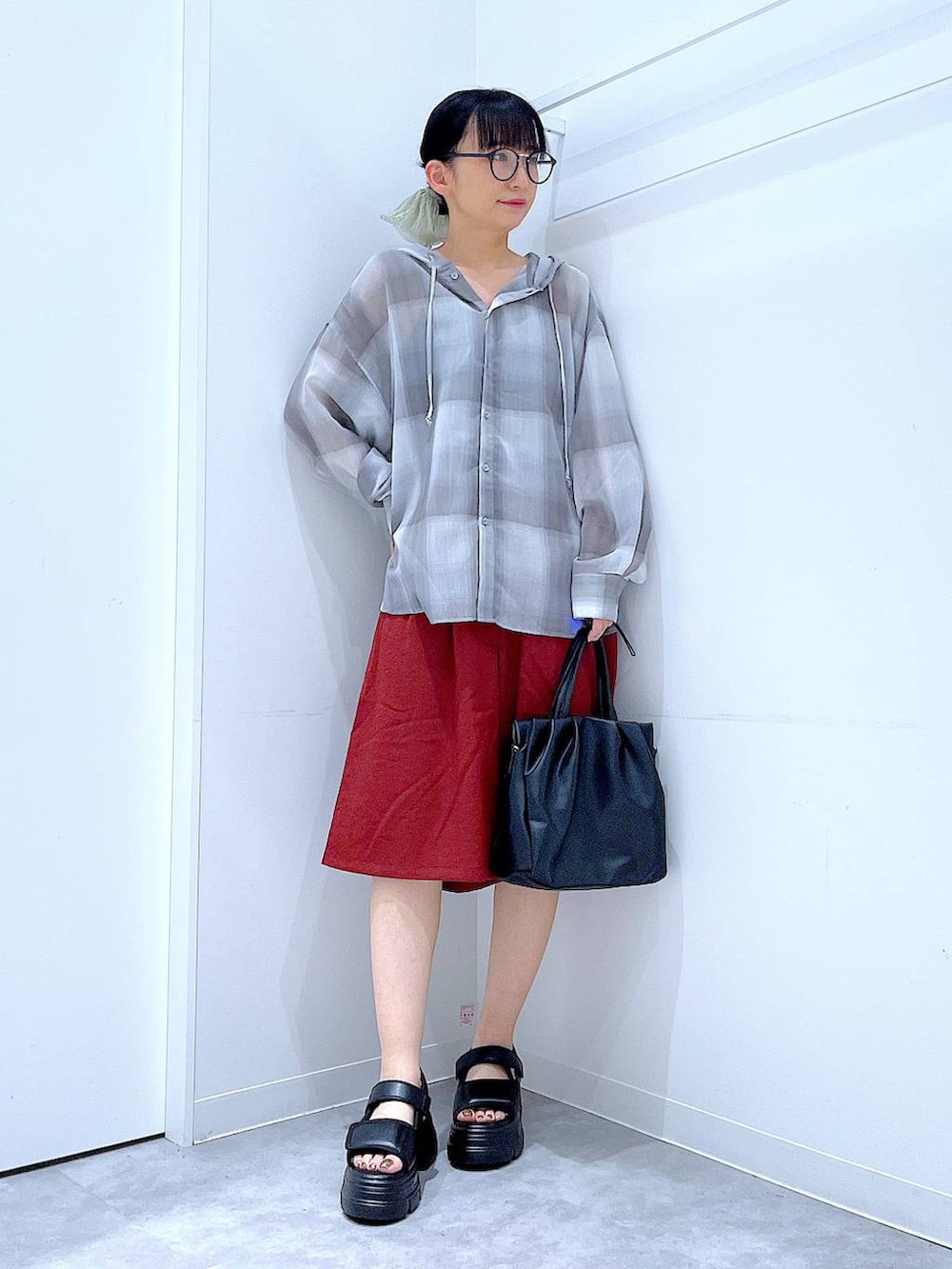 ブラック系のサンダル、ブラウン系のその他パンツ、ブラック系のハンドバッグを着用したレディースの夏コーディネートの2枚目の写真