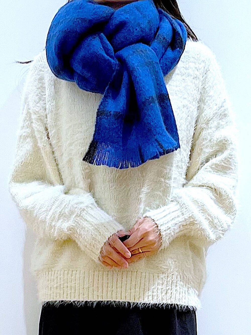 ブラック系のブーツ、シルバー系のトートバッグ、ベージュ系のニット/セーターを着用したレディースの冬コーディネートの7枚目の写真