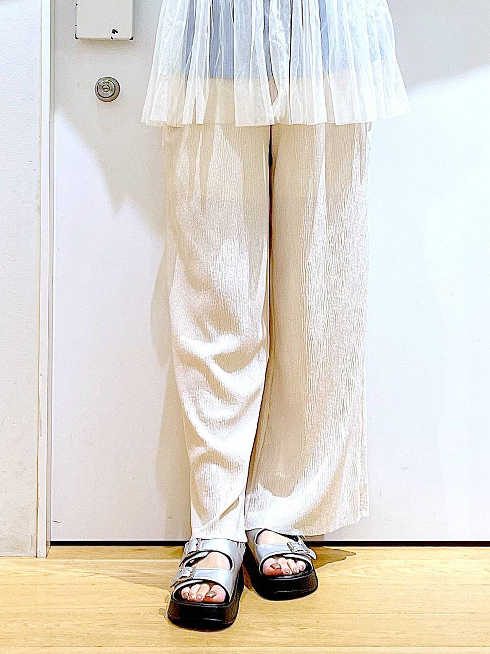 ホワイト系のキャミソール、シルバー系のサンダル、ブルー系のハンドバッグを着用したレディースの夏コーディネートの8枚目の写真