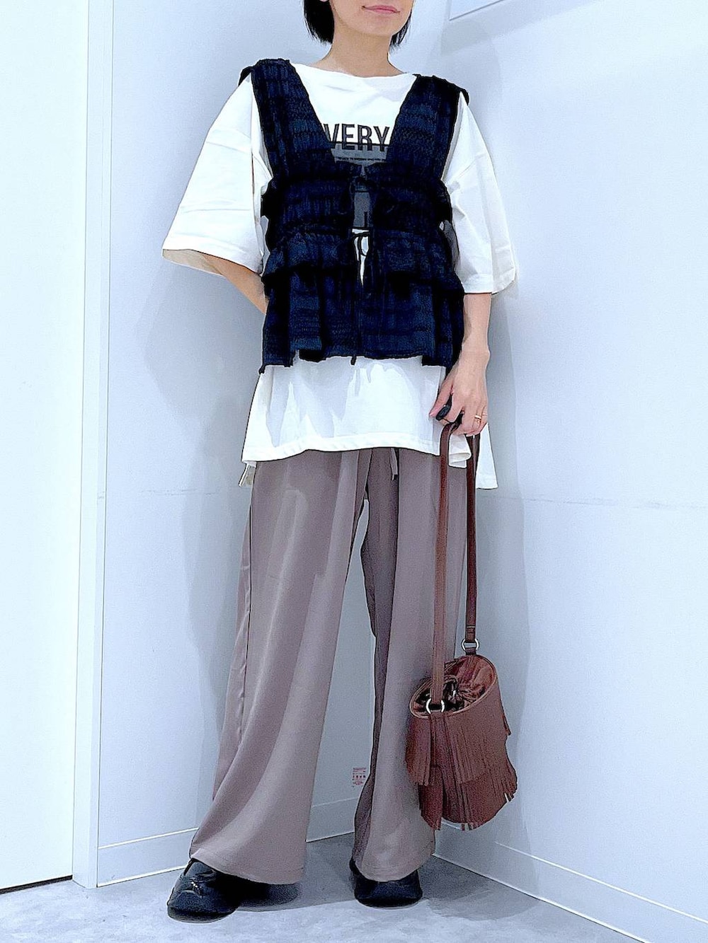 ブラック系のローファー、ブラウン系のショルダーバッグ、ブラウン系のその他パンツを着用したレディースの秋コーディネートの6枚目の写真