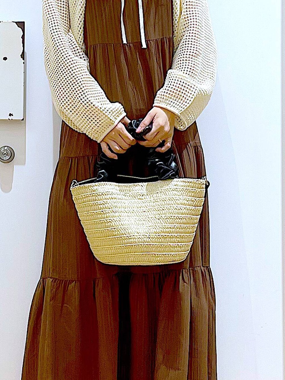 シルバー系のサンダル、ホワイト系のショルダーバッグ、ホワイト系のカーディガン/ボレロを着用したレディースの夏コーディネートの9枚目の写真