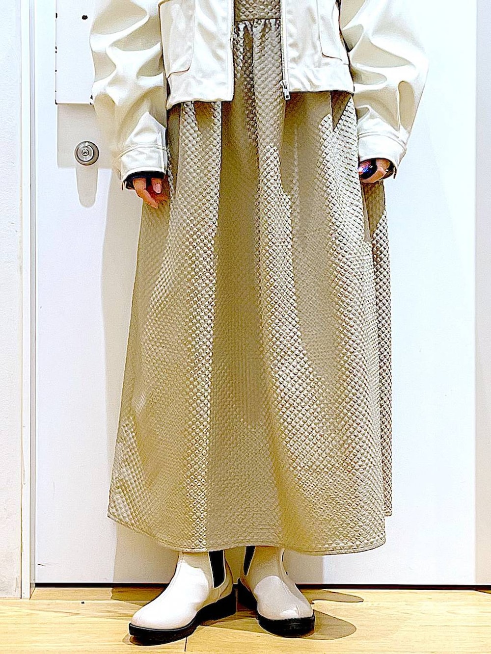 ベージュ系のブルゾン、ブラウン系のワンピース、ブルー系のTシャツ/カットソーを着用したレディースの春コーディネートの8枚目の写真