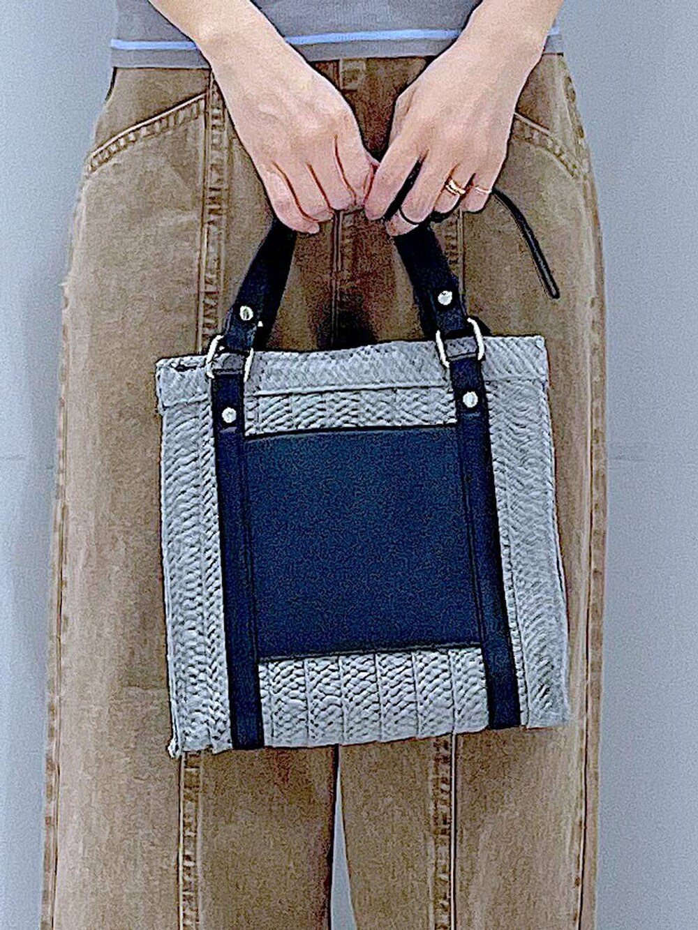 グレー系のショルダーバッグ、ブラック系のサンダル、ベージュ系のデニムパンツを着用したレディースの夏コーディネートの9枚目の写真