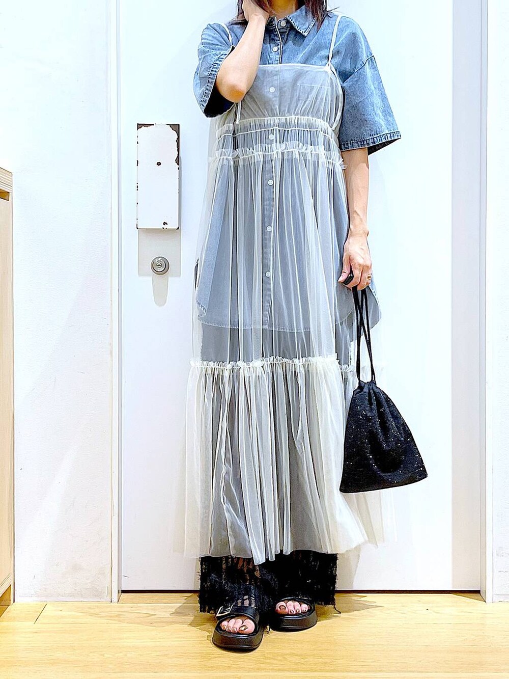 ホワイト系のワンピース、ブラック系のサンダル、ブラック系のその他パンツを着用したレディースの夏コーディネートの6枚目の写真