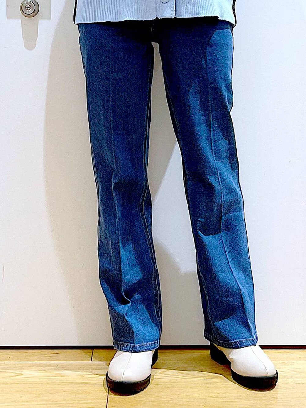 ブルー系のデニムパンツ、ベージュ系のブーツ、ベージュ系のニット/セーターを着用したレディースの冬コーディネートの8枚目の写真