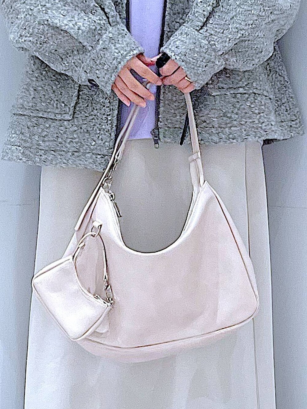 ベージュ系のスカート、グレー系のブルゾン、ブラック系のブーツを着用したレディースの秋コーディネートの9枚目の写真