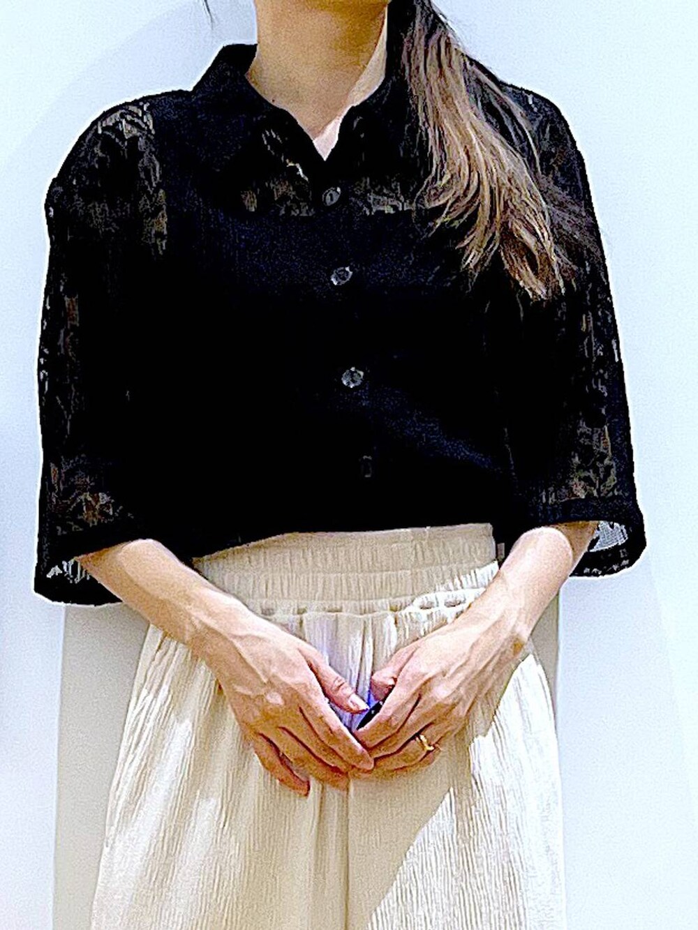 シルバー系のショルダーバッグ、ブラック系のサンダル、ブラック系のシャツ/ブラウスを着用したレディースの夏コーディネートの7枚目の写真