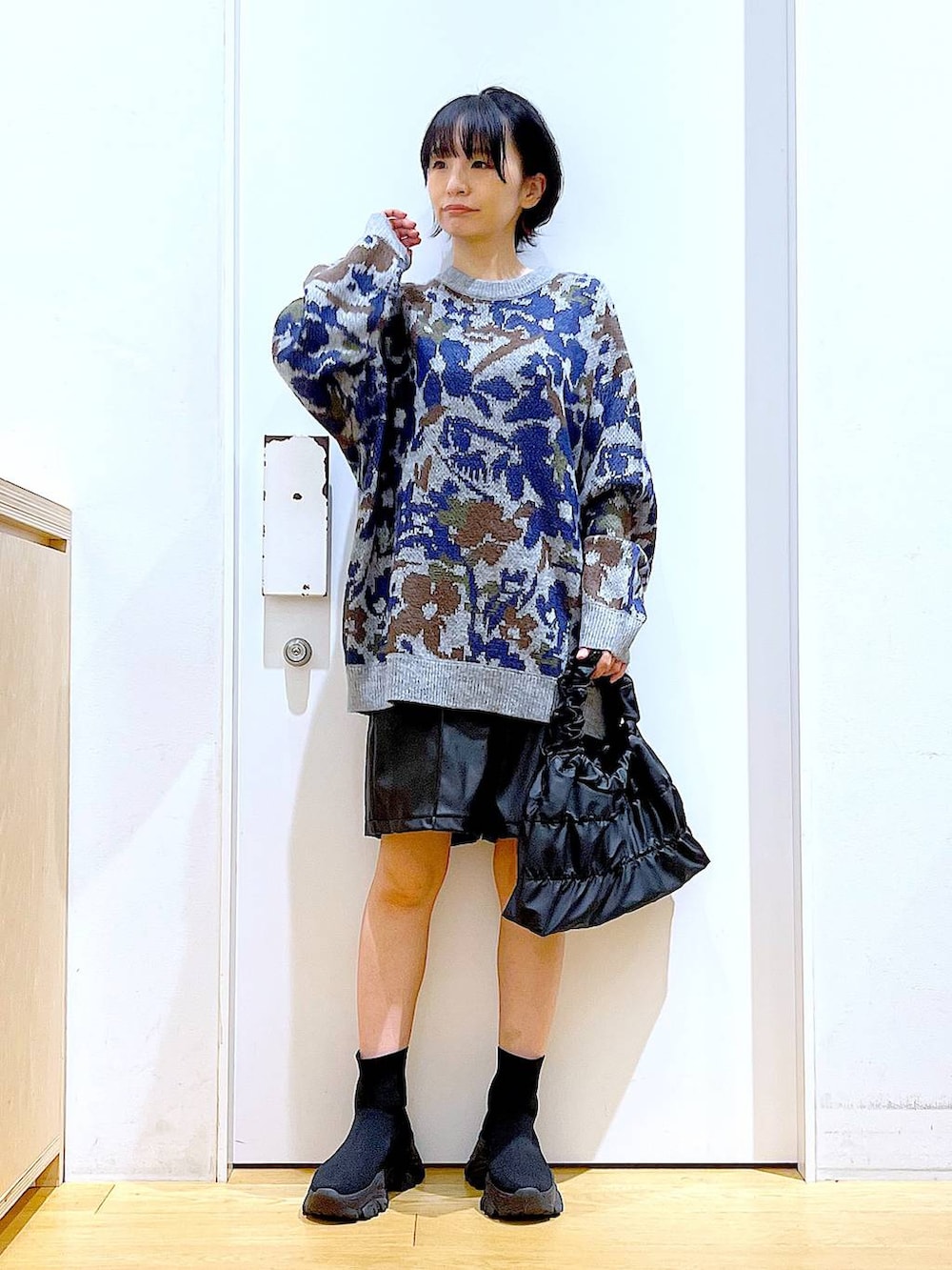 ブラック系のブーツ、ブラック系のショルダーバッグ、ブラック系のその他パンツを着用したレディースの秋コーディネートの2枚目の写真