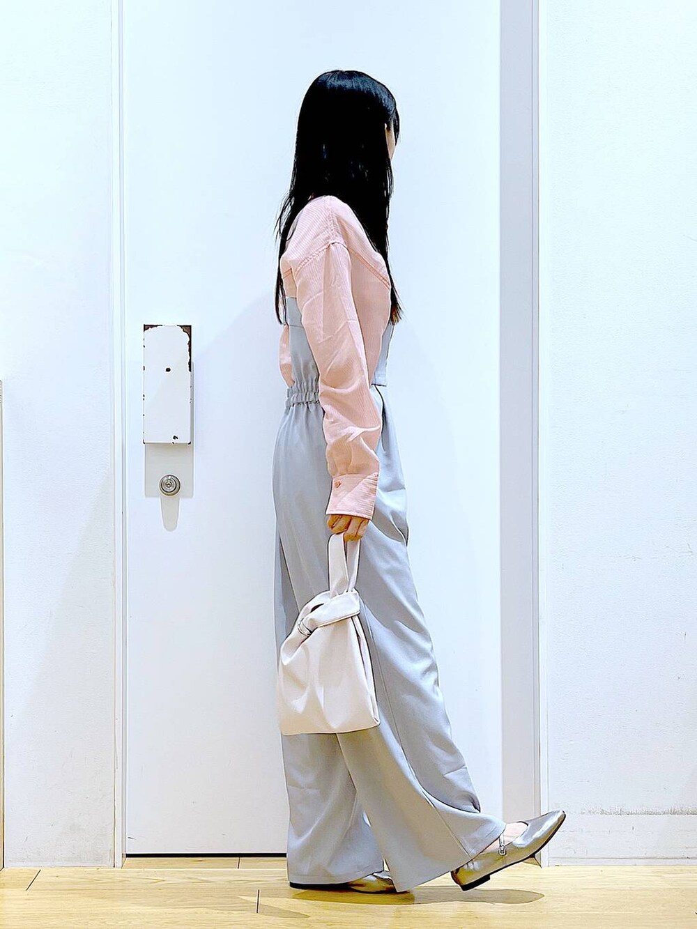 ホワイト系のショルダーバッグ、グレー系のサロペット/オーバーオール、その他のパンプスを着用したレディースの春コーディネートの3枚目の写真