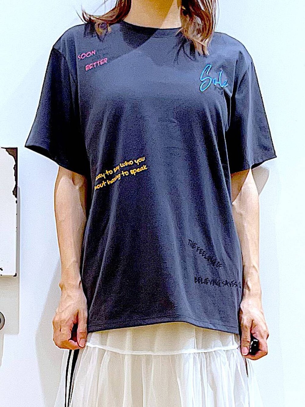 ホワイト系のサンダル、ホワイト系のショルダーバッグ、ホワイト系のスカートを着用したレディースの夏コーディネートの7枚目の写真