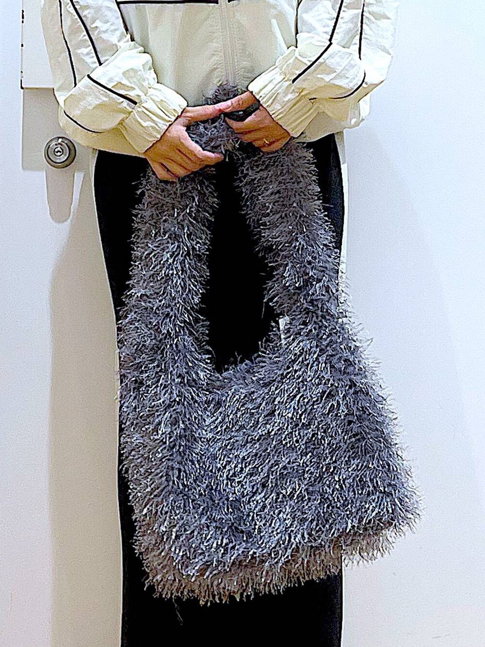 ブラック系のスカート、ベージュ系のブルゾン、グレー系のショルダーバッグを着用したレディースの秋コーディネートの9枚目の写真