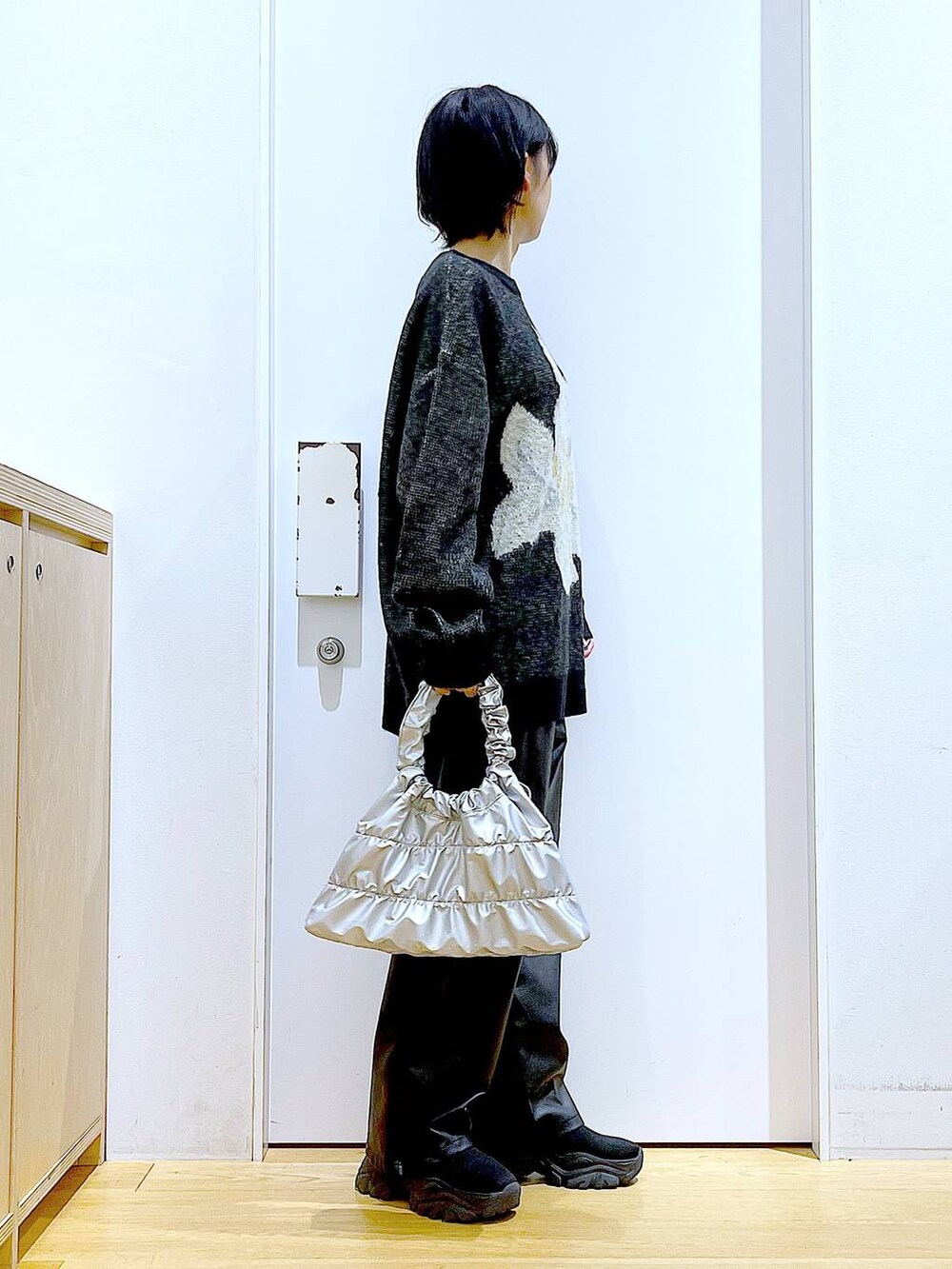 ブラック系のブーツ、ブラック系のその他パンツ、シルバー系のショルダーバッグを着用したレディースの冬コーディネートの4枚目の写真