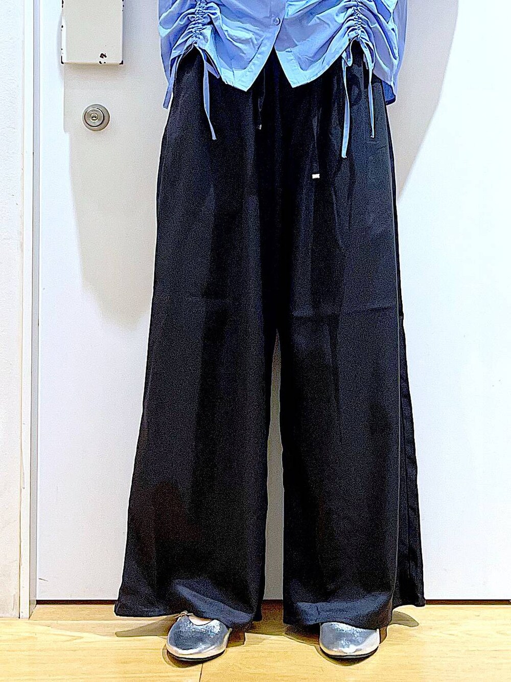 シルバー系のパンプス、ブラック系のショルダーバッグ、ブラック系のその他パンツを着用したレディースの秋コーディネートの8枚目の写真