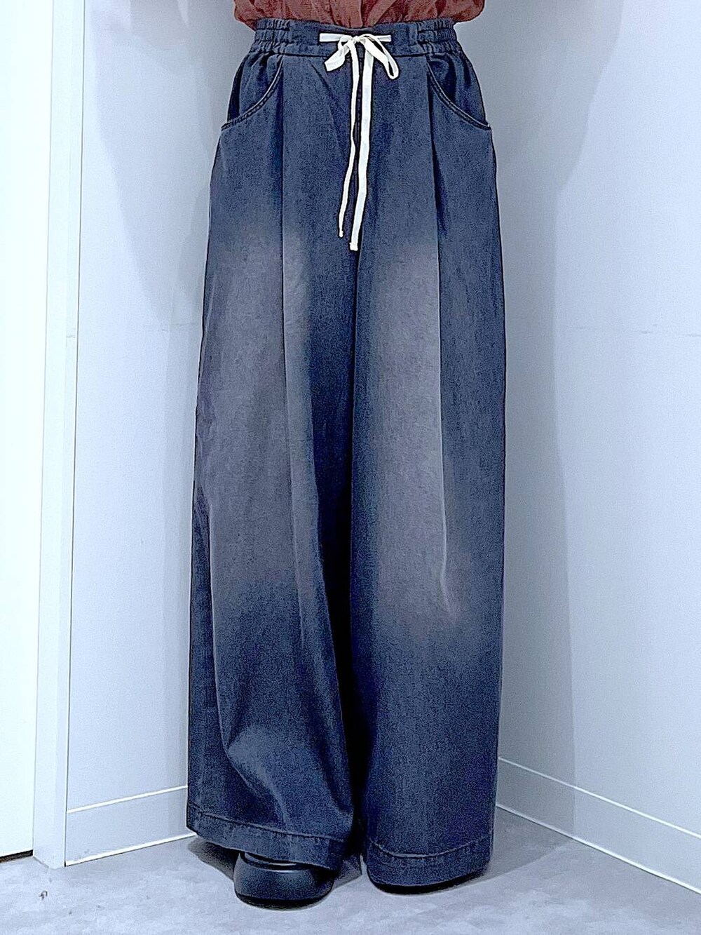 ブラウン系のシャツ/ブラウス、ブラック系のショルダーバッグ、ブラック系のデニムパンツを着用したレディースの夏コーディネートの8枚目の写真