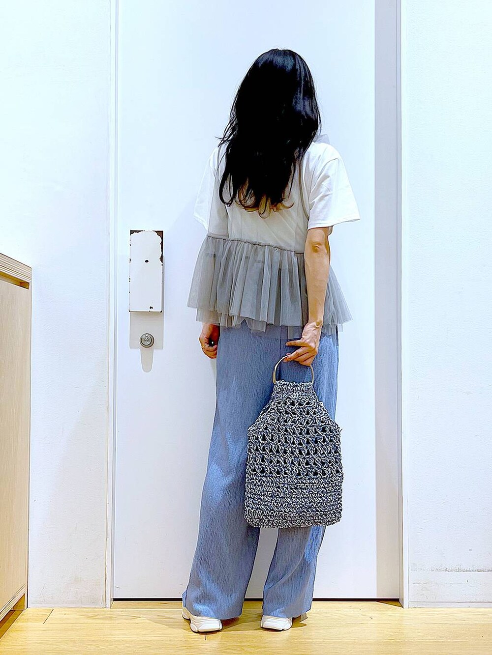 ホワイト系のサンダル、ブルー系のハンドバッグ、ブルー系のその他パンツを着用したレディースの夏コーディネートの5枚目の写真