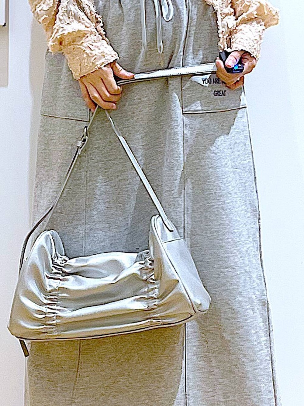 「リラックス、若見え、ゆったり、休日コーデ、骨格ウェーブ、LAKOLE、シャツ、差し色コーデ、春コーデ、春色、スカート、カジュアルコーデ、カジュアル、楽ちんコーデ、ショルダーバッグ」｜「LAKOLEのニットスニーカーソールブーツ / 140064（ブーツ、ブラック系）」を使った、あおき@LAKOLE海老名さん（レディース・156cm）の冬コーディネートの9枚目の写真