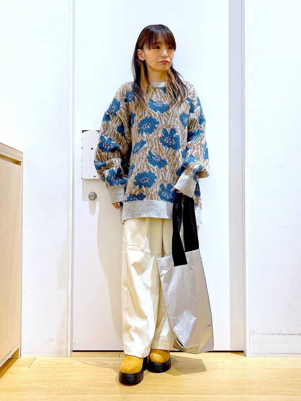 グレー系のニット/セーター、ベージュ系のブーツ、ベージュ系のその他パンツを着用したレディースの冬コーディネートの2枚目の写真