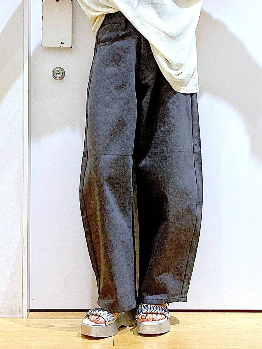 ブラック系のショルダーバッグ、グレー系のその他パンツ、シルバー系のサンダルを着用したレディースの夏コーディネートの8枚目の写真