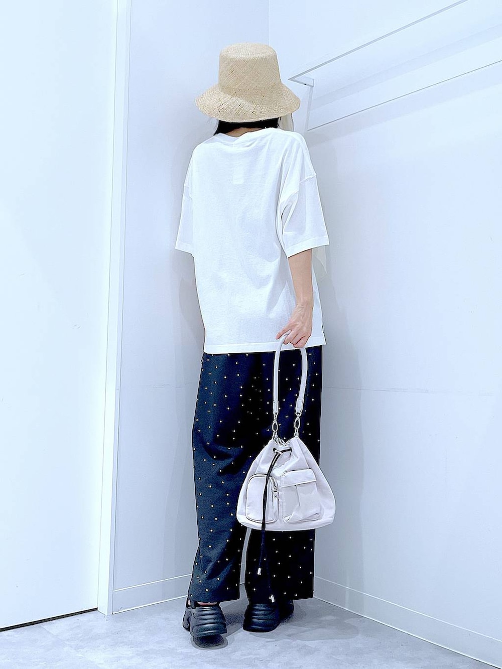 その他のその他パンツ、ブラック系のサンダル、ホワイト系のショルダーバッグを着用したレディースの夏コーディネートの5枚目の写真