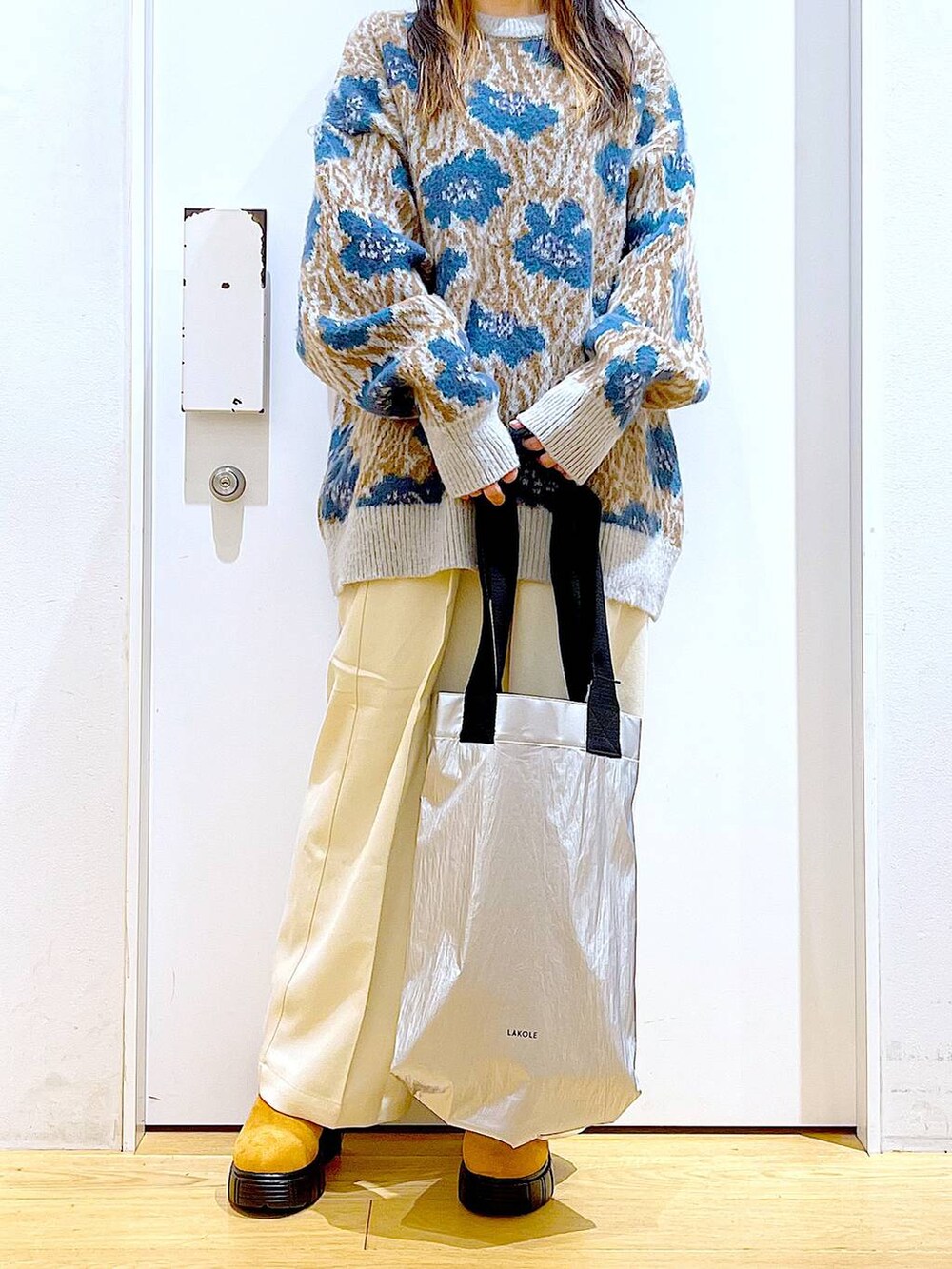 グレー系のニット/セーター、ベージュ系のブーツ、ベージュ系のその他パンツを着用したレディースの冬コーディネートの6枚目の写真