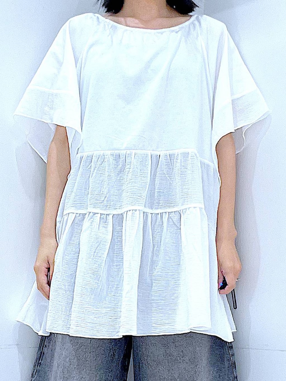 ベージュ系のショルダーバッグ、ブラック系のサンダル、ホワイト系のTシャツ/カットソーを着用したレディースの夏コーディネートの7枚目の写真