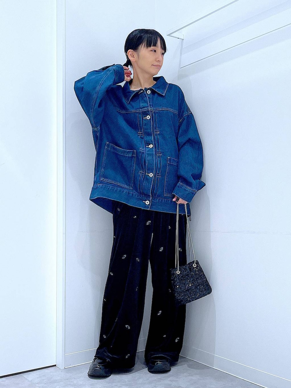 ブラック系のショルダーバッグ、ブラック系のローファー、ブルー系のデニムジャケットを着用したレディースの秋コーディネートの2枚目の写真