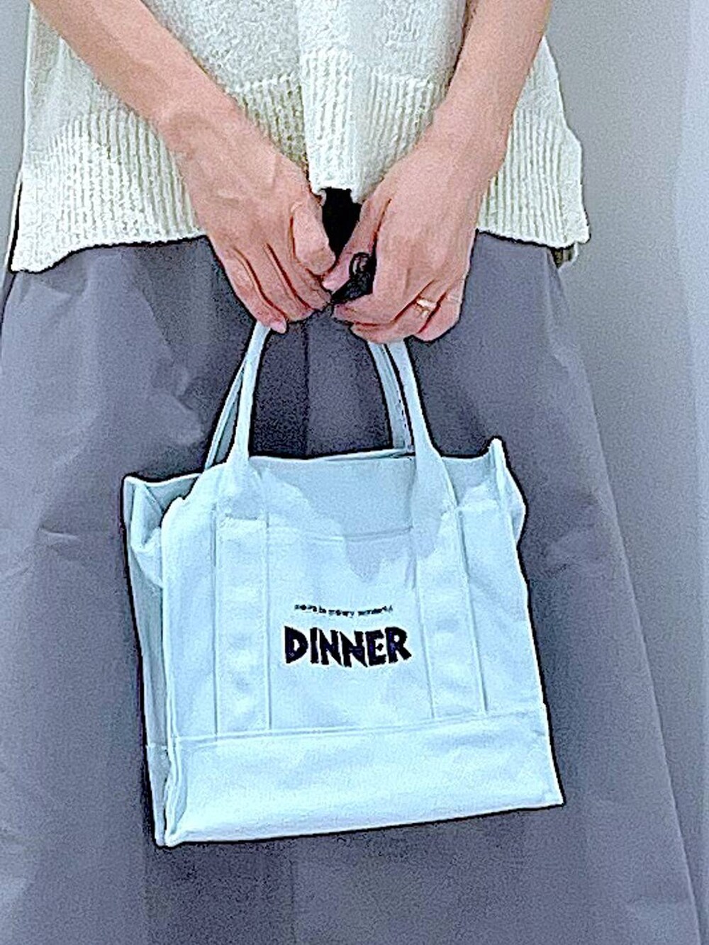 シルバー系のサンダル、グレー系のスカート、ホワイト系のベストを着用したレディースの夏コーディネートの9枚目の写真