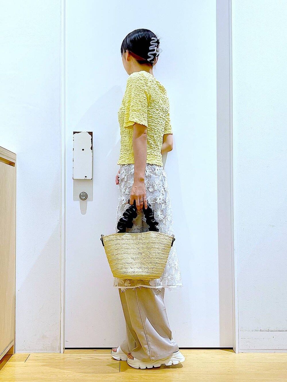 ホワイト系のサンダル、ホワイト系のショルダーバッグ、ホワイト系のスカートを着用したレディースの夏コーディネートの3枚目の写真